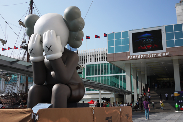 kaws-companion-passing-through-the-standard-new-york-1