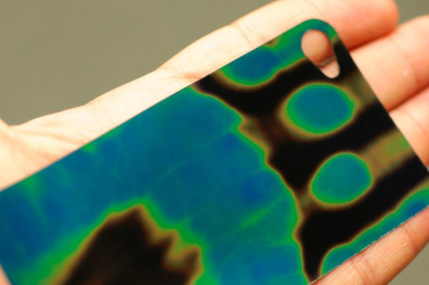 heat-sensitive-iphone-4-backing-0